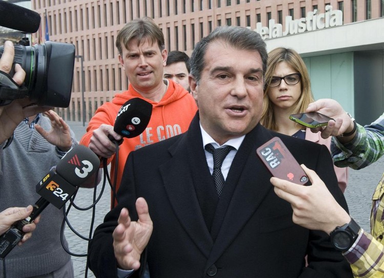 记者：巴萨四位队长和科曼都将出席拉波尔塔的就任仪式