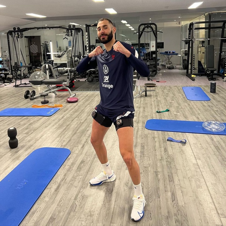 阿斯报:为保持状态,本泽马改变了饮食并请了私教一周练1-2次