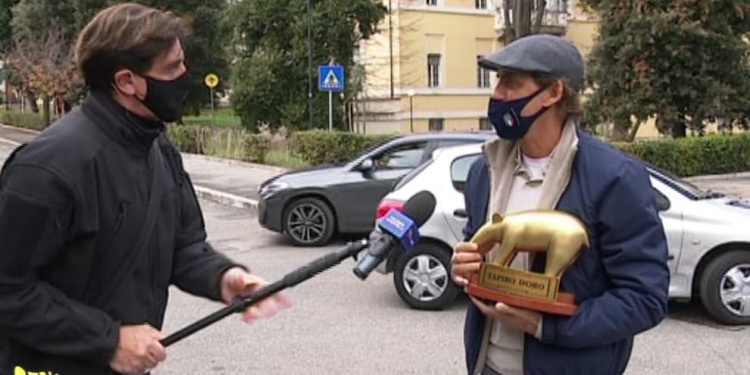 曼奇尼获颁金貘奖:意大利会去卡塔尔的,若成真我要个更大的金貘