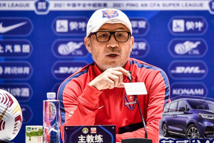 张外龙:今年球员一直在克服各种困难 每场比赛球队都要豁出去