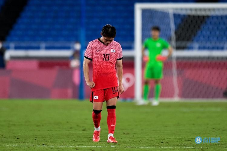 沙尔克官方：因跖骨骨折，韩国新援李东炅将伤缺数周