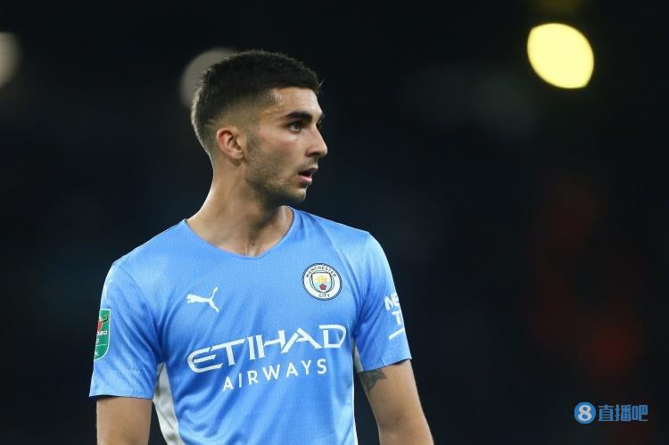 世体:巴萨和曼城就费兰-托雷斯的转会费分歧越来越小