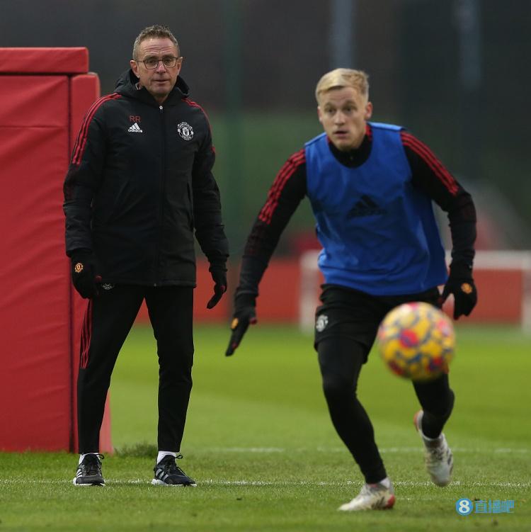 朗尼克:现在我们要在战术方面发展球队,在进攻的同时找到平衡