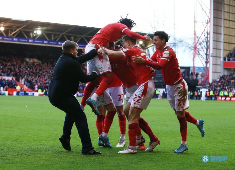 莱斯特城球迷冲进场“攻击”诺丁汉森林球员,被捕并终身禁止入场