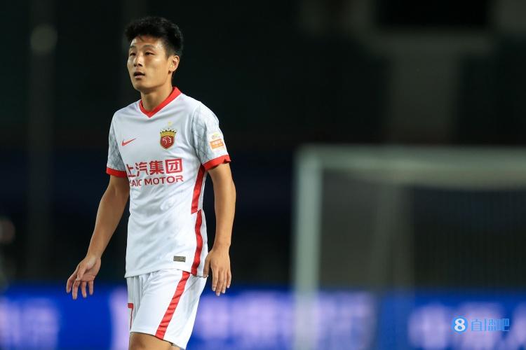 足球报:莱科强拆武巴组合球迷不买账,高层未过多干涉主帅决定